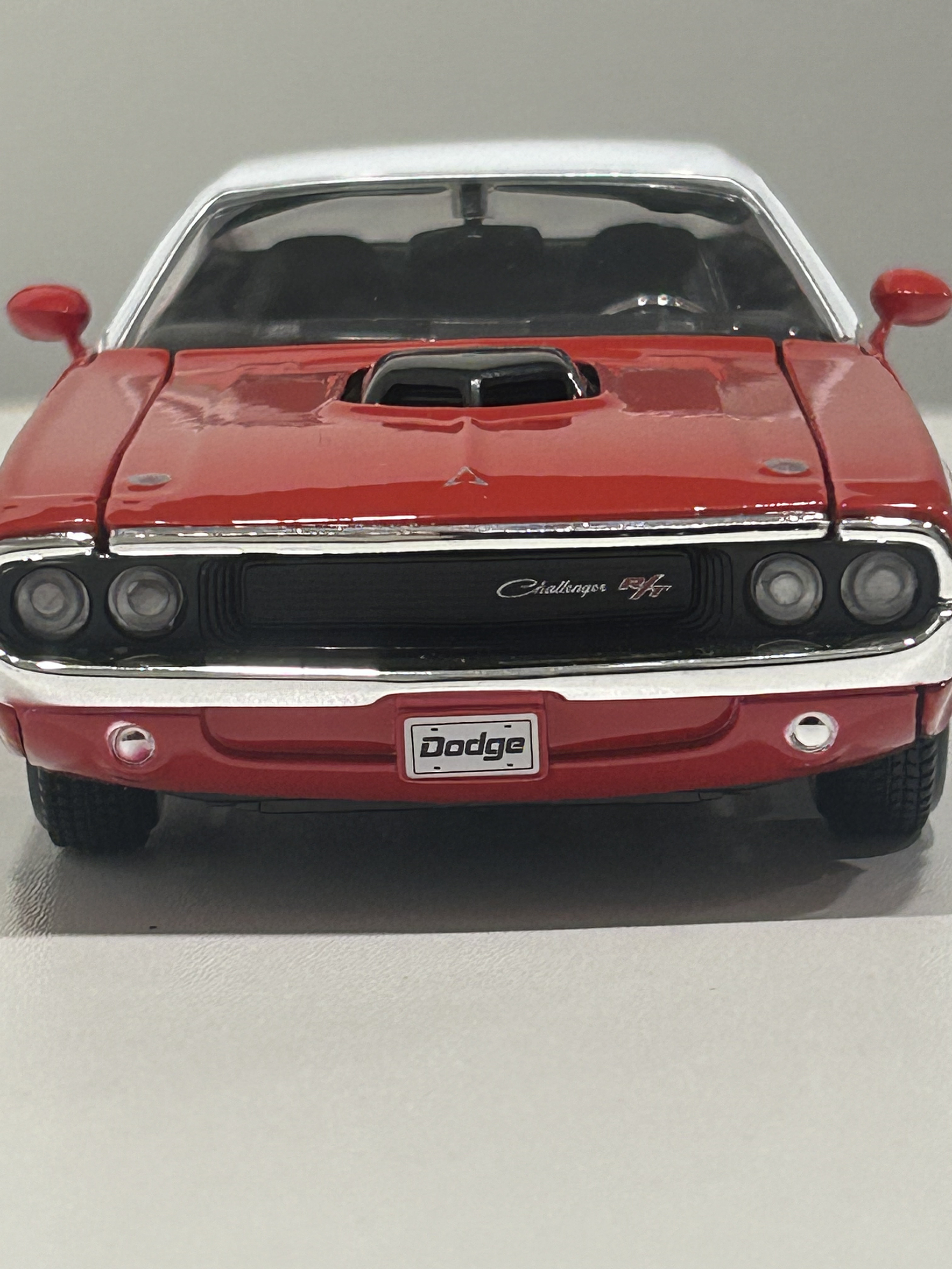 Maisto Dodge Challenger R/T 1970 1:24 rojo/techo blanco – Muscle car a escala para colección | Chile 3