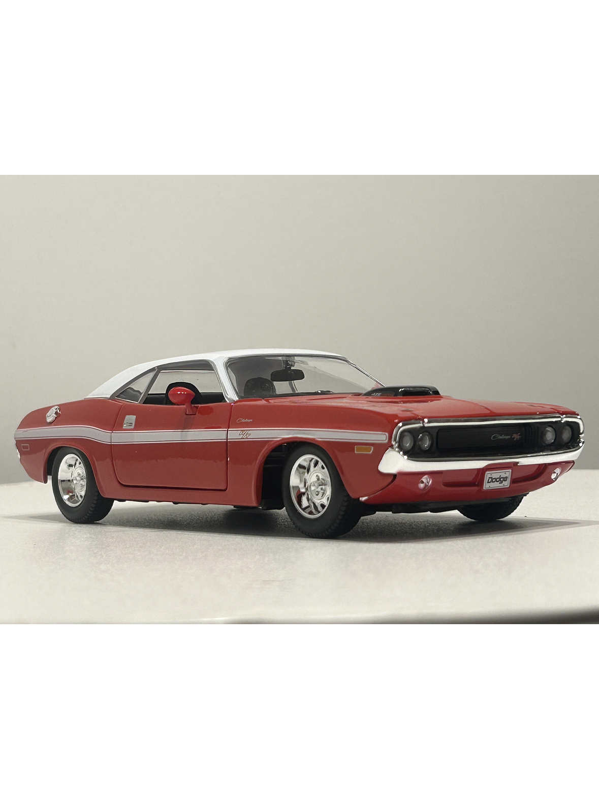 Maisto Dodge Challenger R/T 1970 1:24 rojo/techo blanco – Muscle car a escala para colección | Chile 12