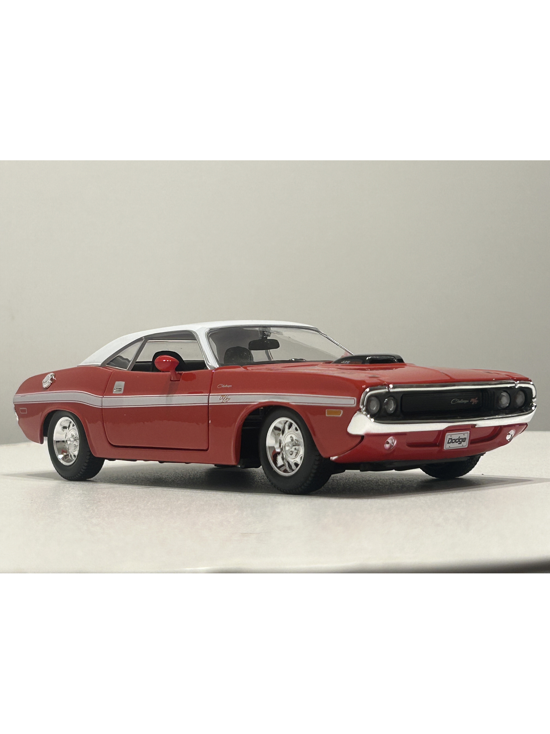 Maisto Dodge Challenger R/T 1970 1:24 rojo/techo blanco – Muscle car a escala para colección | Chile 12