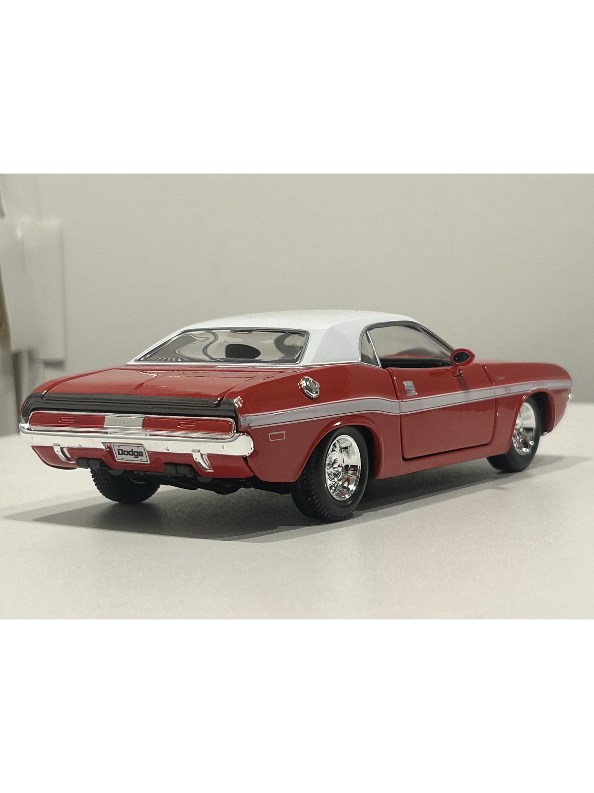 Maisto Dodge Challenger R/T 1970 1:24 rojo/techo blanco – Muscle car a escala para colección | Chile 10