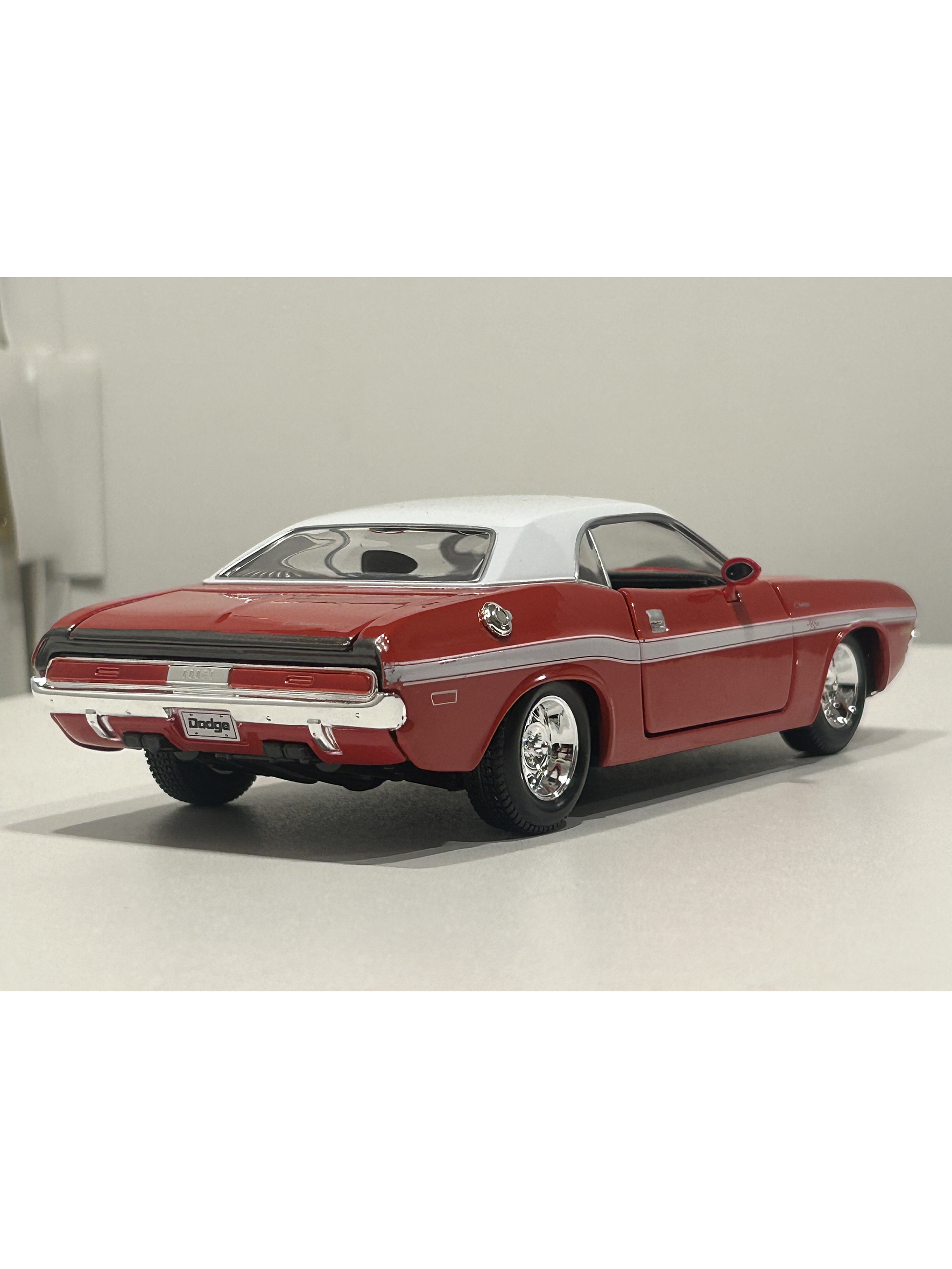Maisto Dodge Challenger R/T 1970 1:24 rojo/techo blanco – Muscle car a escala para colección | Chile 10
