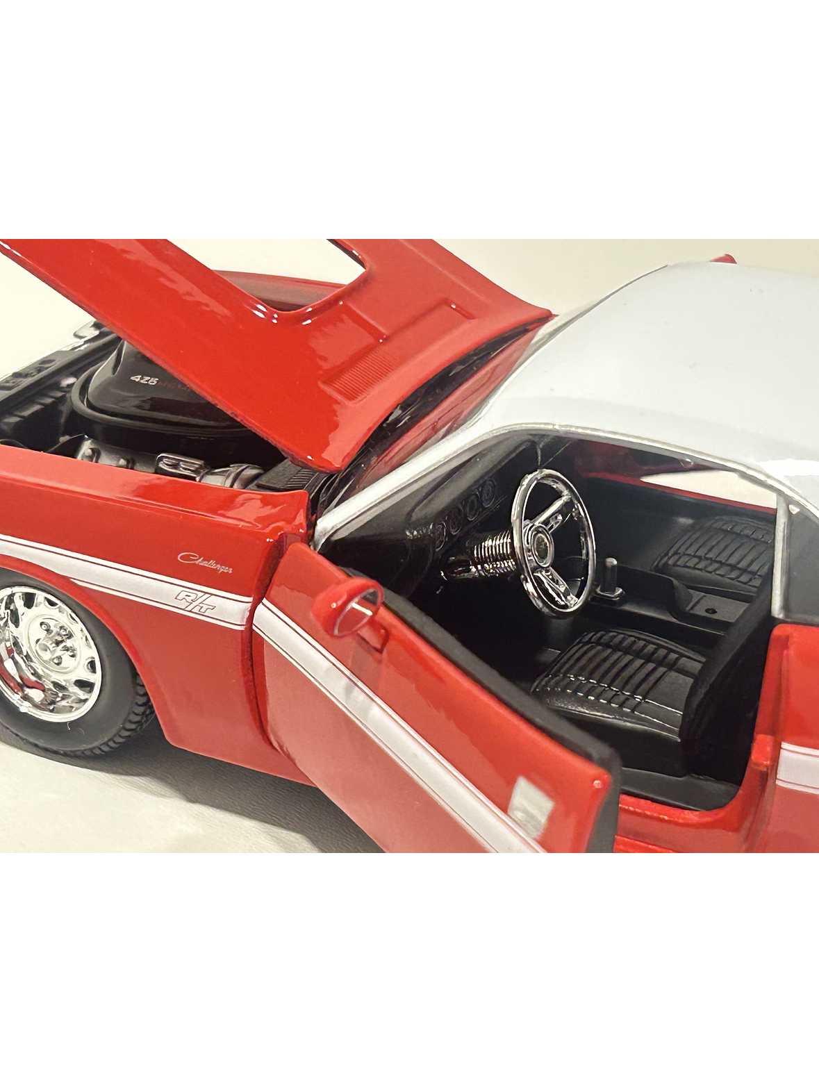 Maisto Dodge Challenger R/T 1970 1:24 rojo/techo blanco – Muscle car a escala para colección | Chile 6