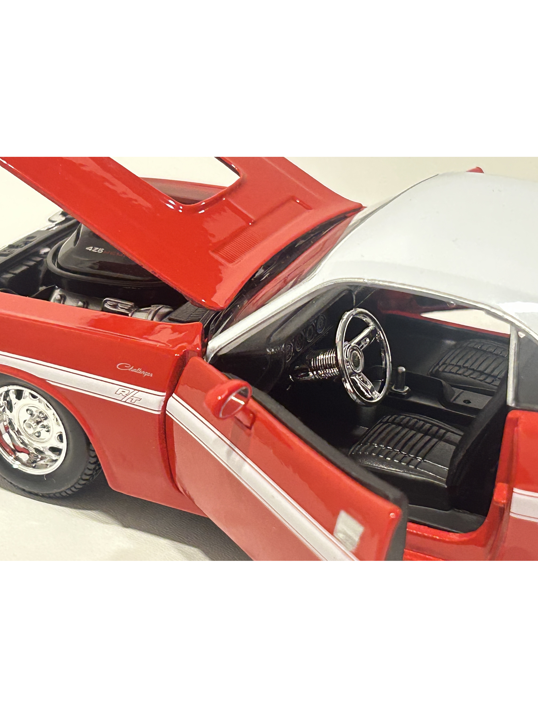 Maisto Dodge Challenger R/T 1970 1:24 rojo/techo blanco – Muscle car a escala para colección | Chile 6