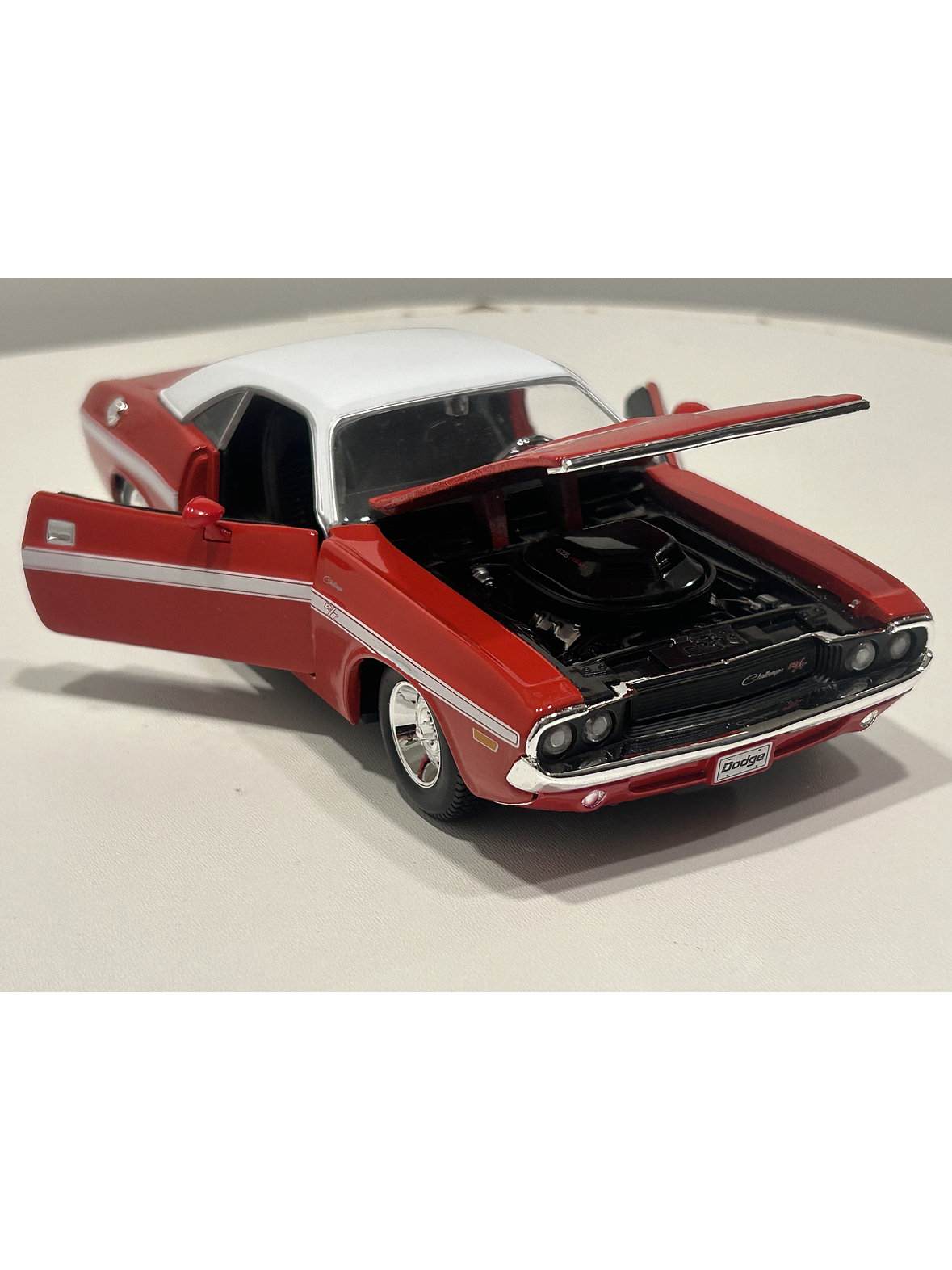 Maisto Dodge Challenger R/T 1970 1:24 rojo/techo blanco – Muscle car a escala para colección | Chile 5