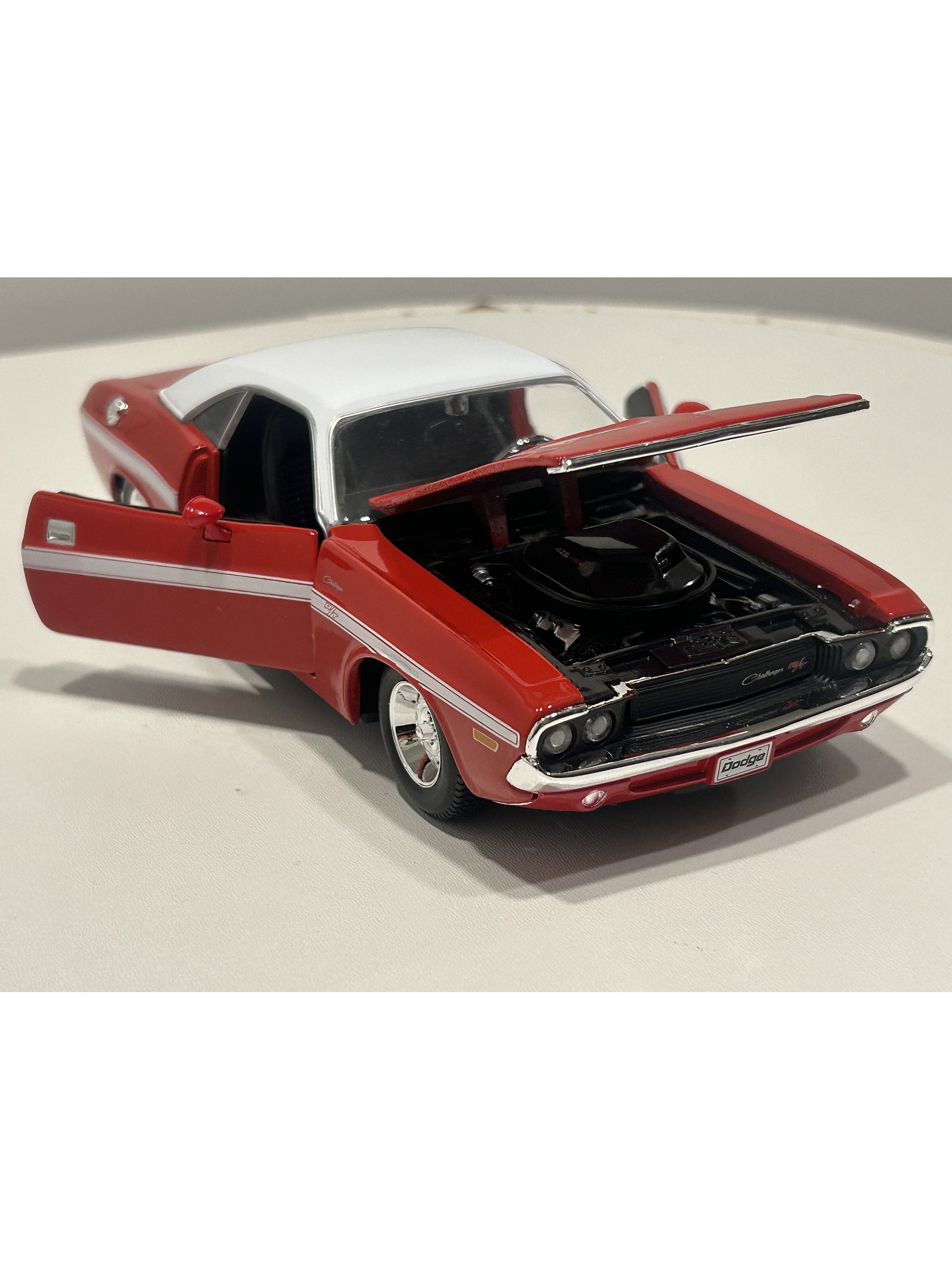 Maisto Dodge Challenger R/T 1970 1:24 rojo/techo blanco – Muscle car a escala para colección | Chile 5