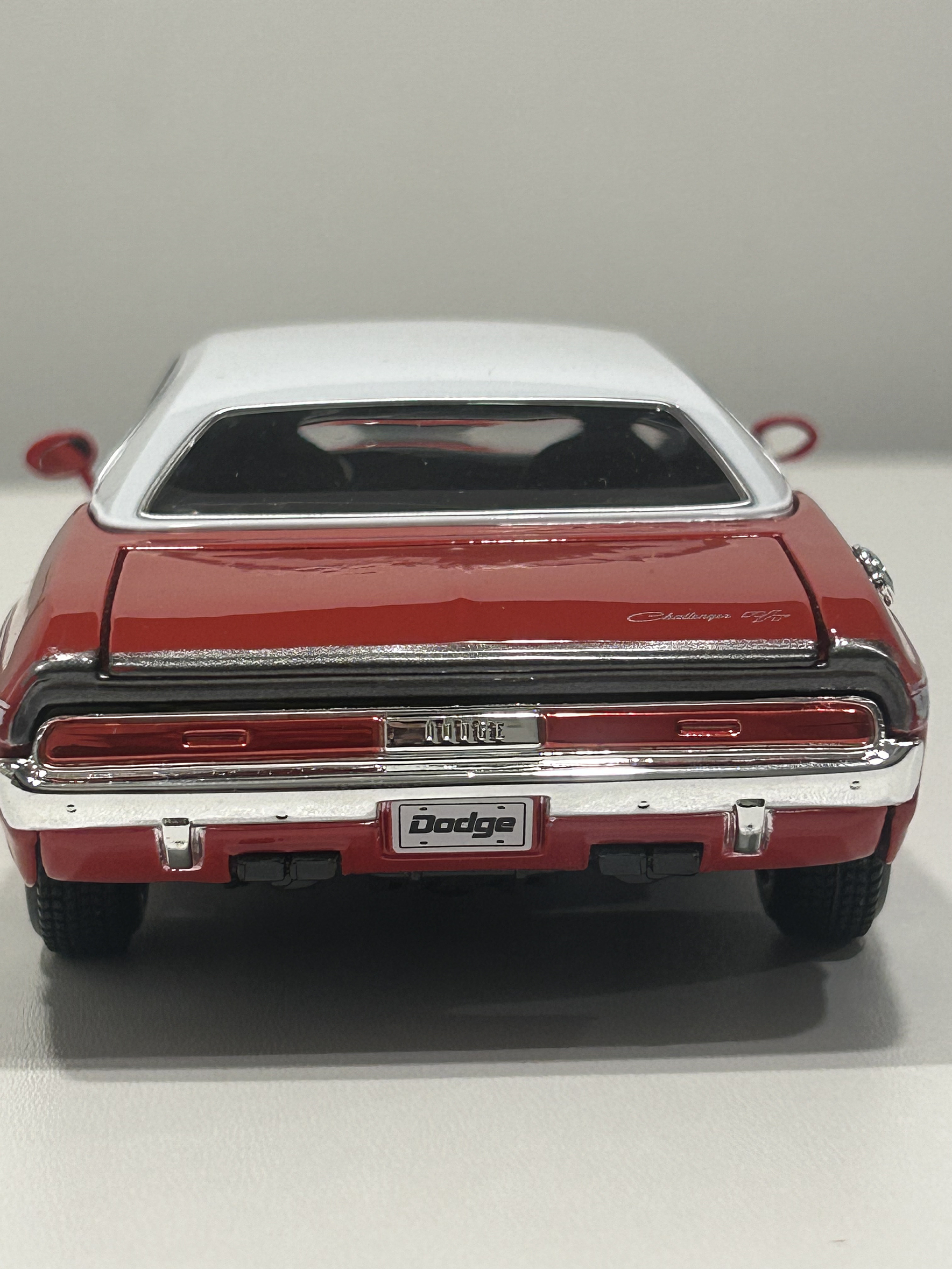 Maisto Dodge Challenger R/T 1970 1:24 rojo/techo blanco – Muscle car a escala para colección | Chile 9