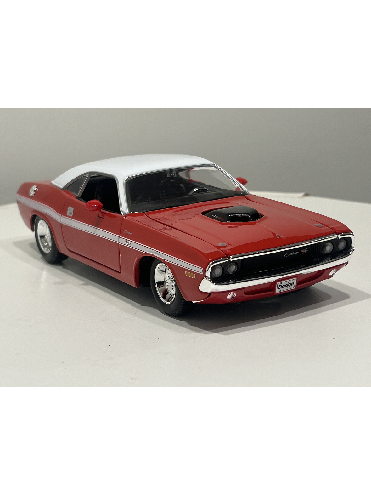 Maisto Dodge Challenger R/T 1970 1:24 rojo/techo blanco – Muscle car a escala para colección | Chile 4