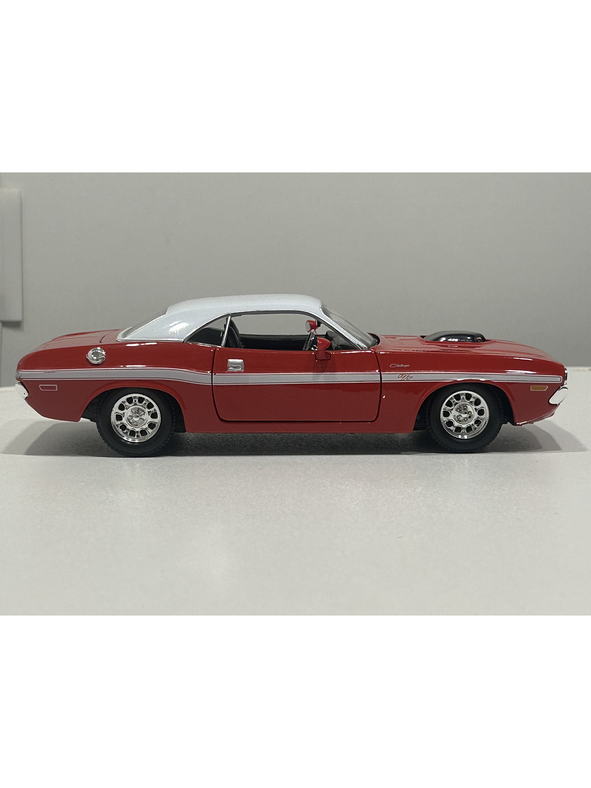 Maisto Dodge Challenger R/T 1970 1:24 rojo/techo blanco – Muscle car a escala para colección | Chile 11