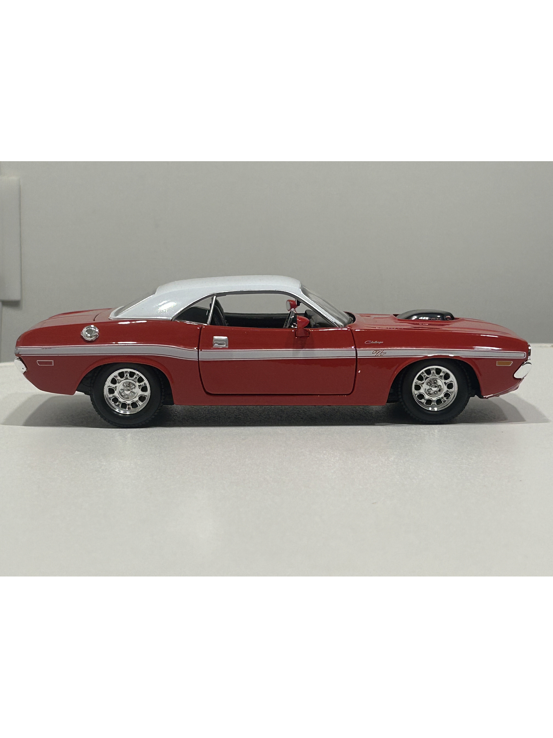 Maisto Dodge Challenger R/T 1970 1:24 rojo/techo blanco – Muscle car a escala para colección | Chile 11