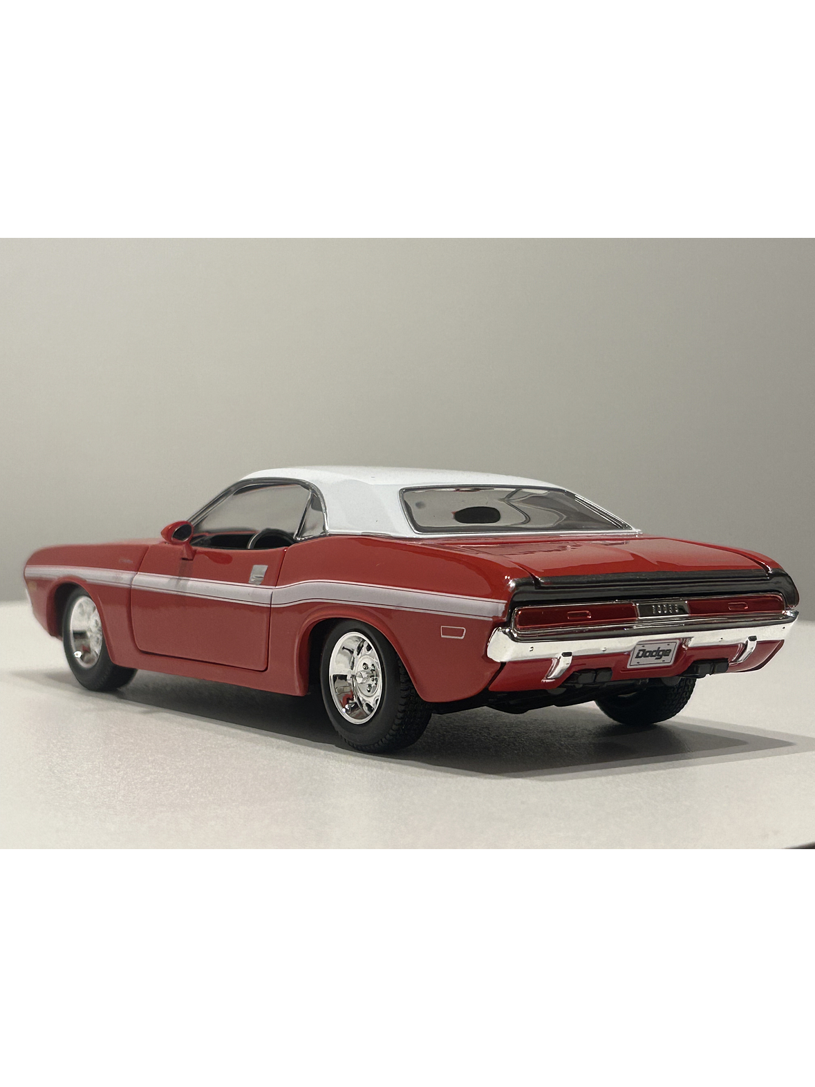 Maisto Dodge Challenger R/T 1970 1:24 rojo/techo blanco – Muscle car a escala para colección | Chile 8