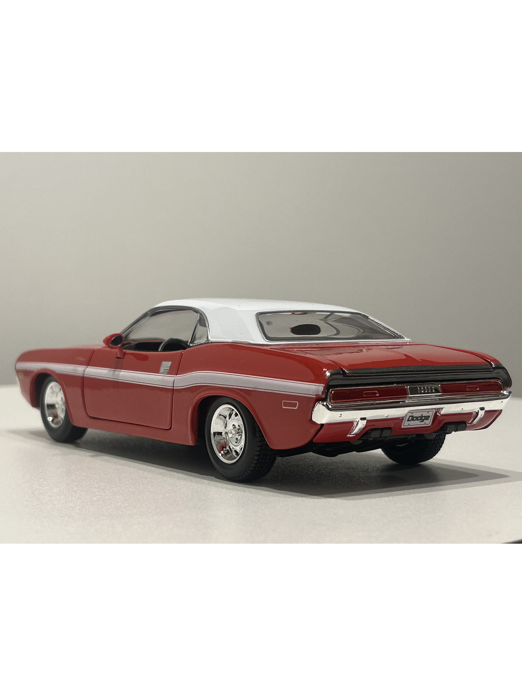 Maisto Dodge Challenger R/T 1970 1:24 rojo/techo blanco – Muscle car a escala para colección | Chile 8