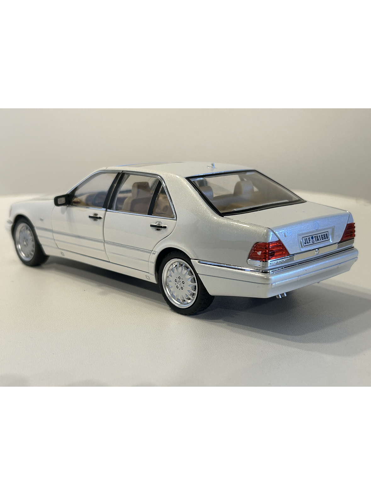 Jinlifang Mercedes-Benz S320 W140 1:24 plata – Sedán de lujo a escala con aperturas y detalle interior | Chile 6