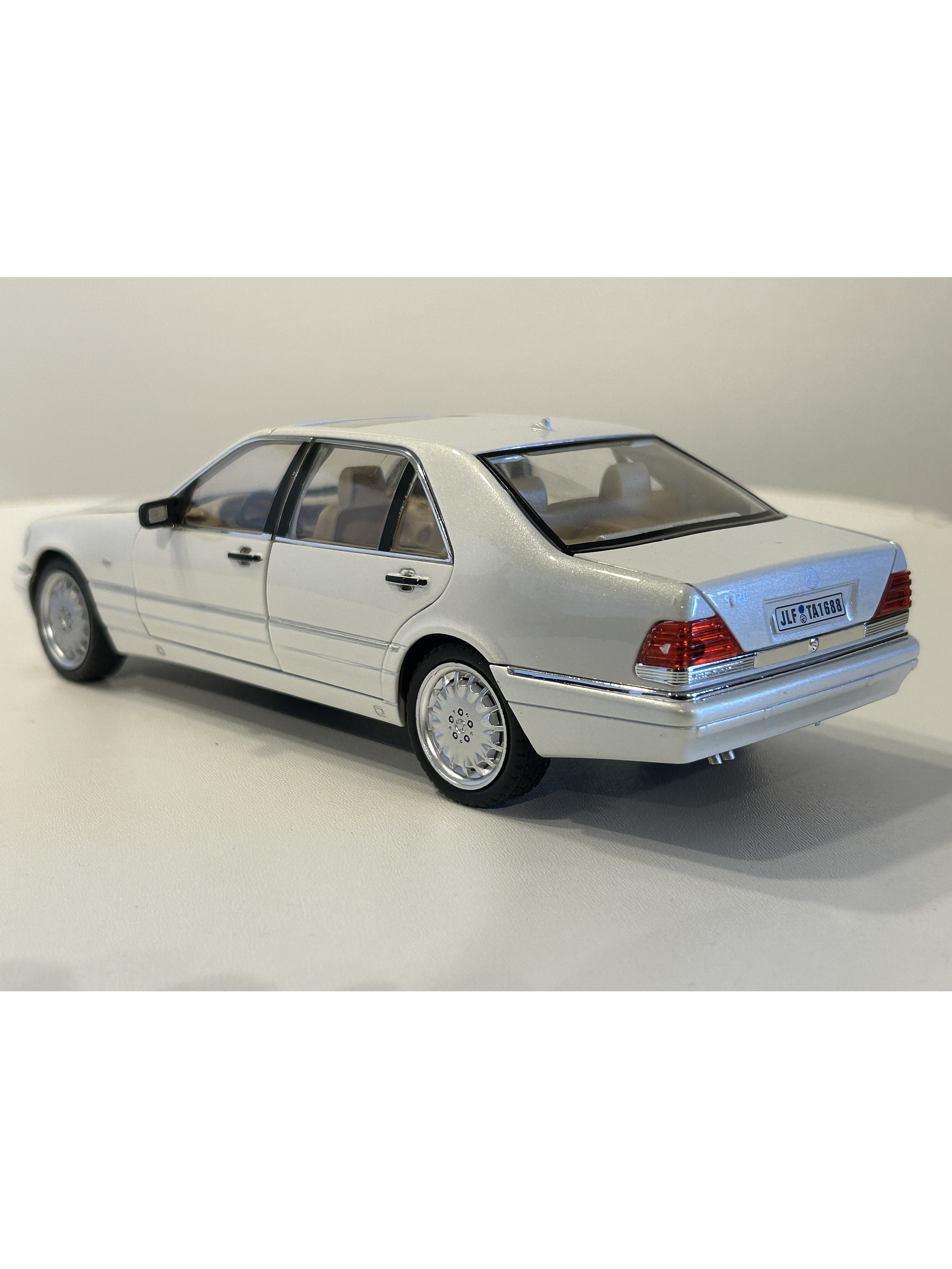 Jinlifang Mercedes-Benz S320 W140 1:24 plata – Sedán de lujo a escala con aperturas y detalle interior | Chile 6