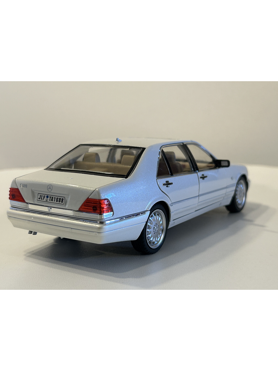 Jinlifang Mercedes-Benz S320 W140 1:24 plata – Sedán de lujo a escala con aperturas y detalle interior | Chile 5