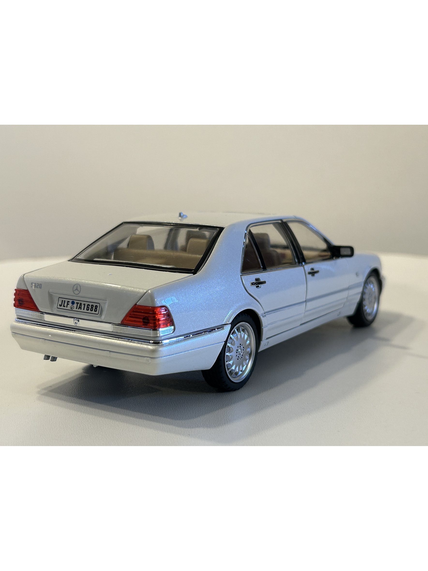 Jinlifang Mercedes-Benz S320 W140 1:24 plata – Sedán de lujo a escala con aperturas y detalle interior | Chile 5
