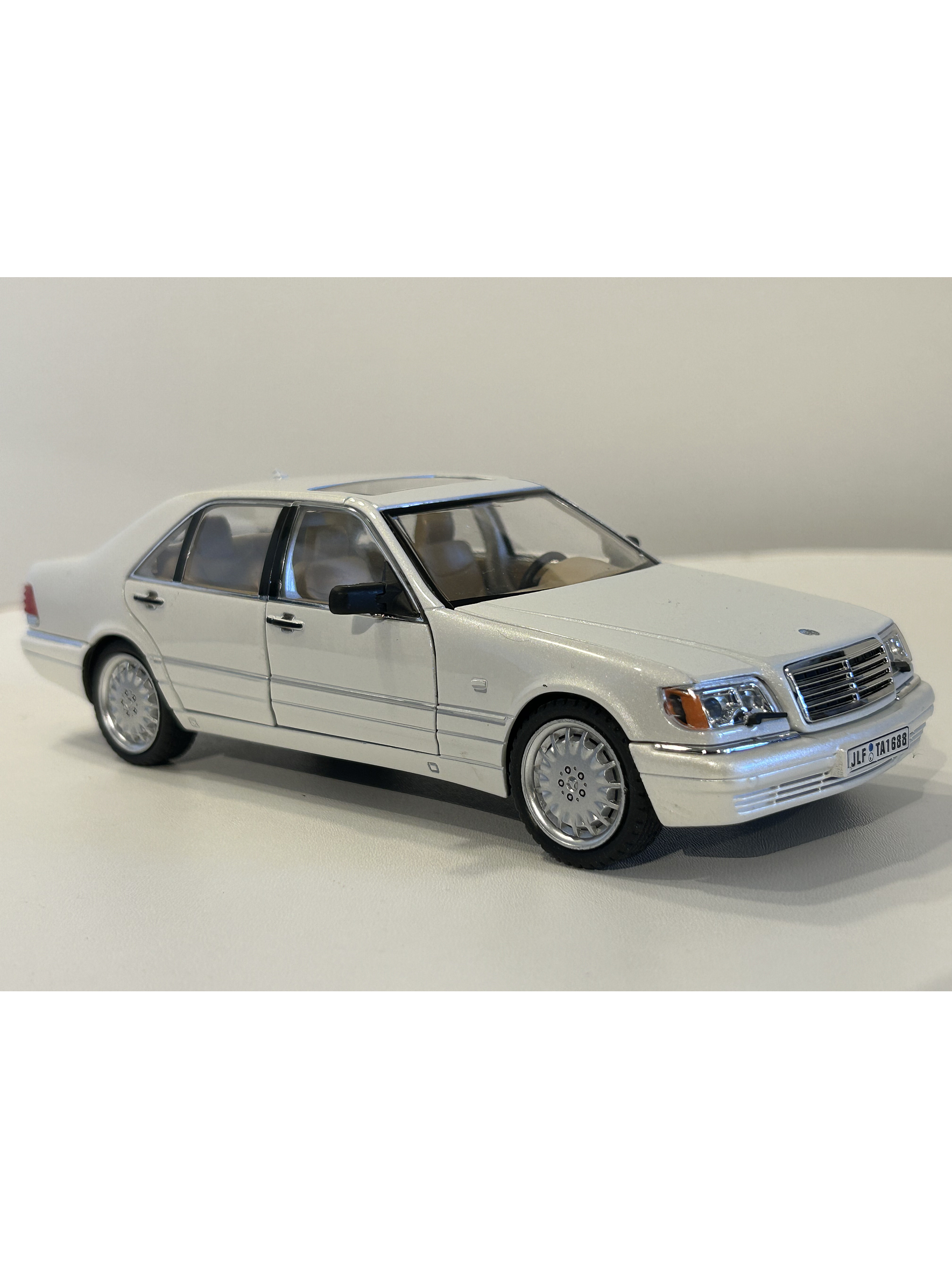 Jinlifang Mercedes-Benz S320 W140 1:24 plata – Sedán de lujo a escala con aperturas y detalle interior | Chile 3