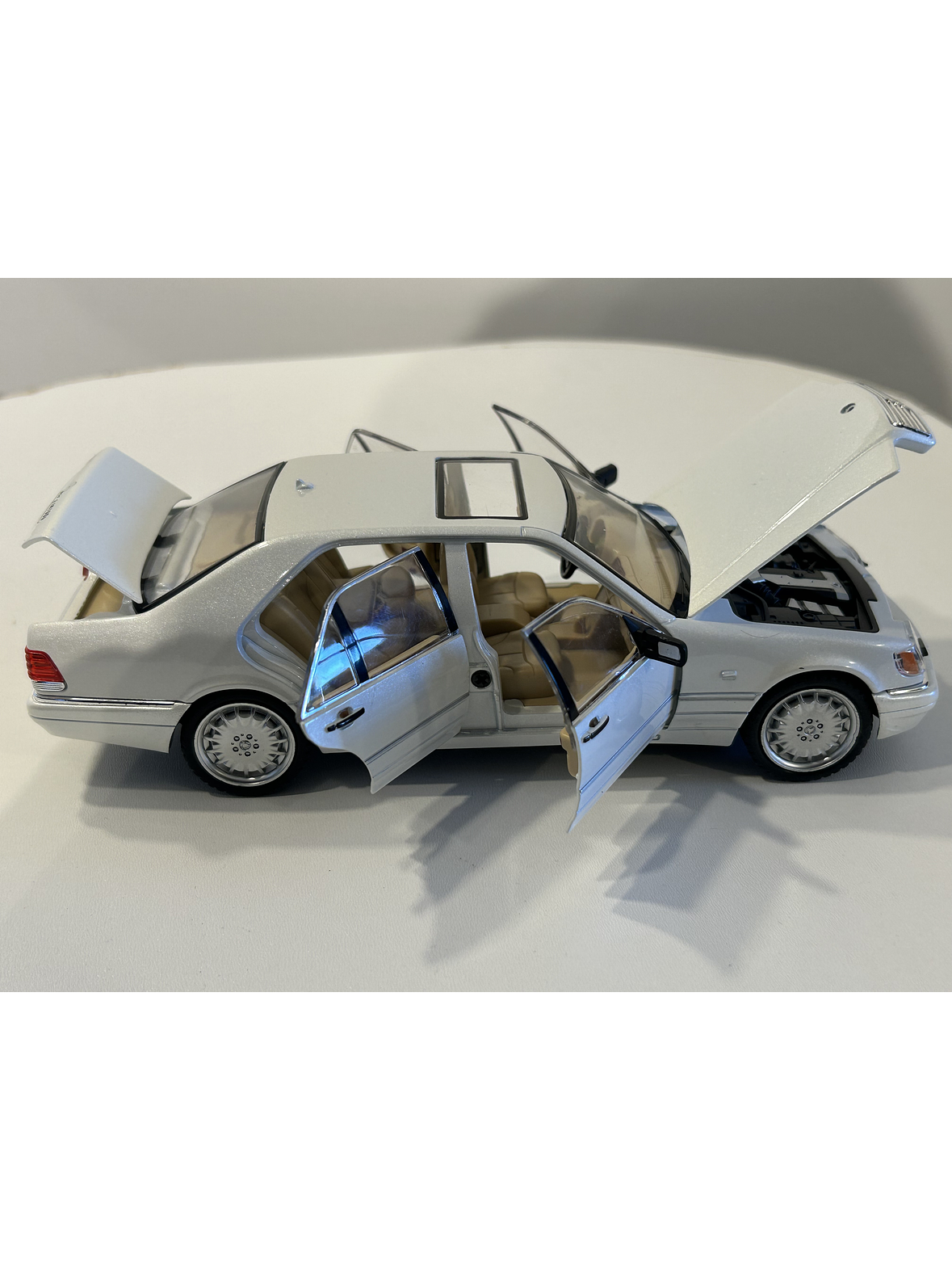 Jinlifang Mercedes-Benz S320 W140 1:24 plata – Sedán de lujo a escala con aperturas y detalle interior | Chile 4