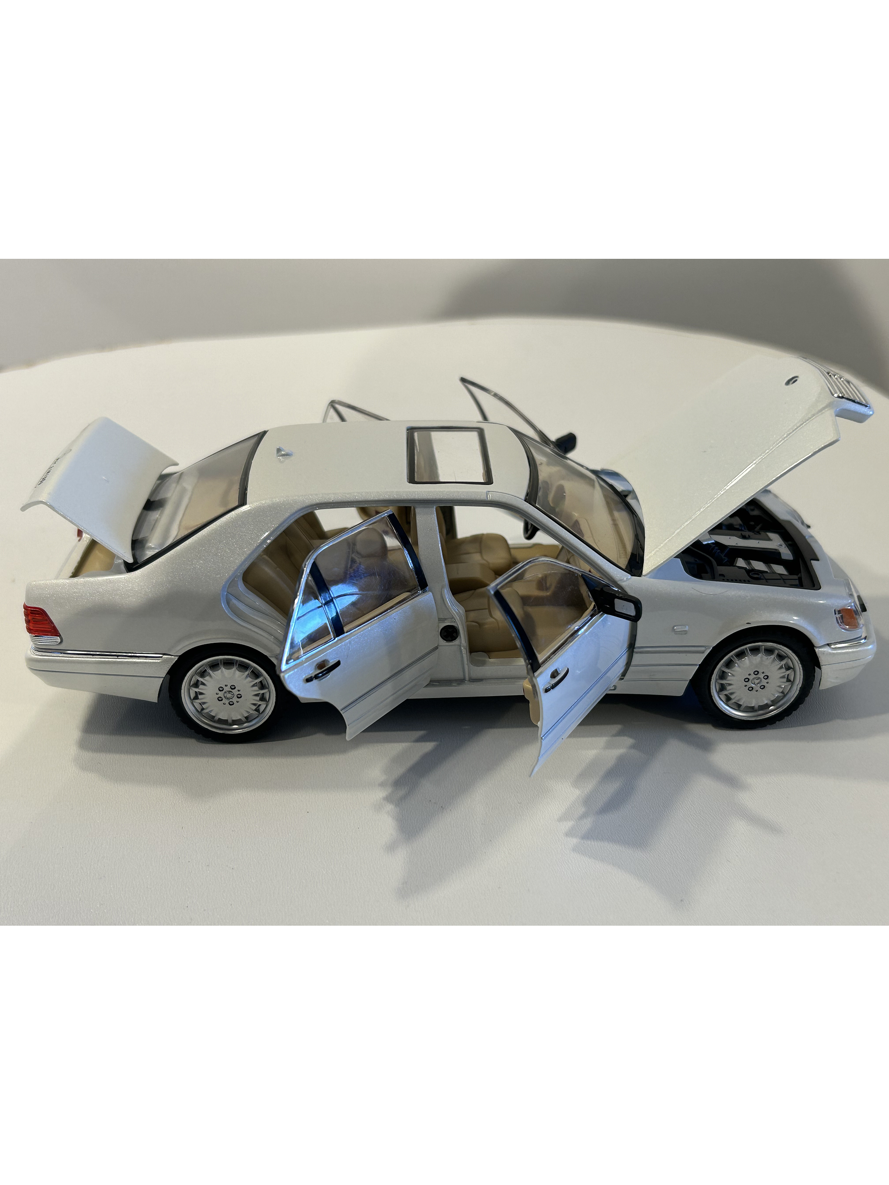 Jinlifang Mercedes-Benz S320 W140 1:24 plata – Sedán de lujo a escala con aperturas y detalle interior | Chile 4