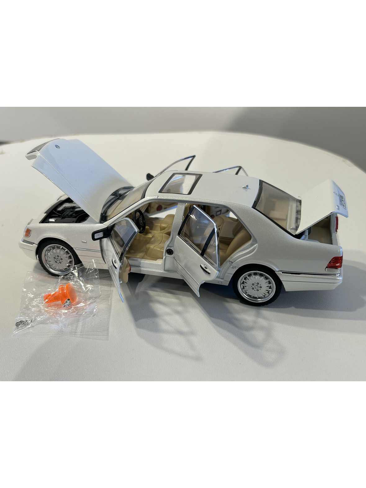 Jinlifang Mercedes-Benz S320 W140 1:24 plata – Sedán de lujo a escala con aperturas y detalle interior | Chile 7