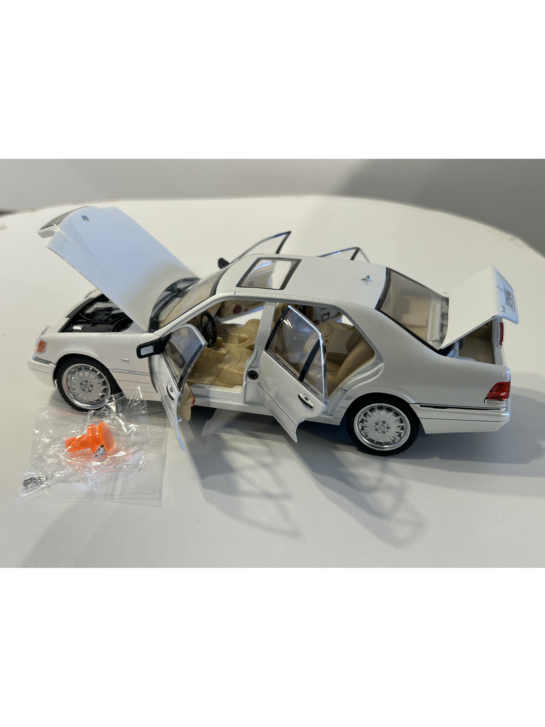 Jinlifang Mercedes-Benz S320 W140 1:24 plata – Sedán de lujo a escala con aperturas y detalle interior | Chile 7