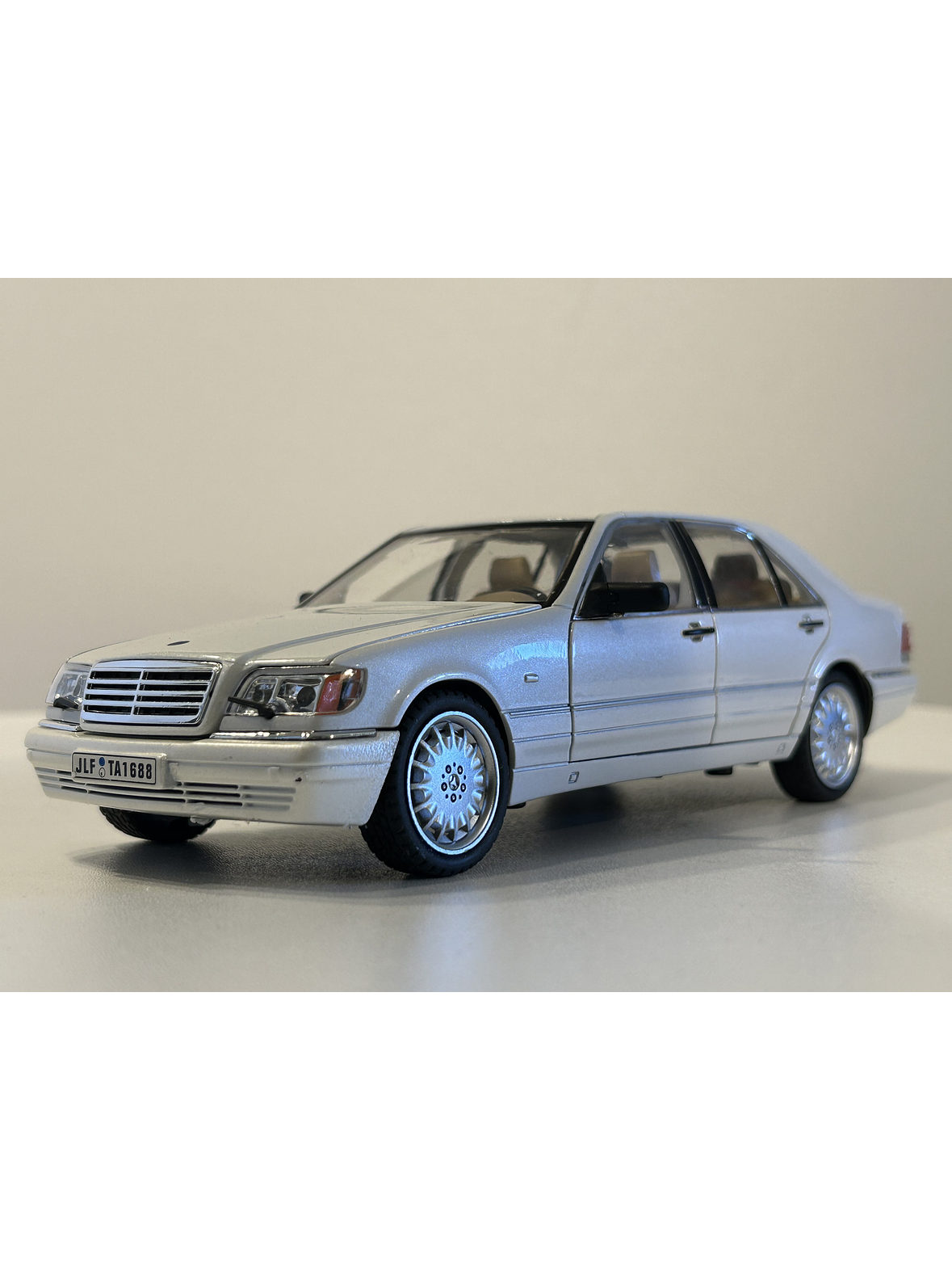 Jinlifang Mercedes-Benz S320 W140 1:24 plata – Sedán de lujo a escala con aperturas y detalle interior | Chile 1