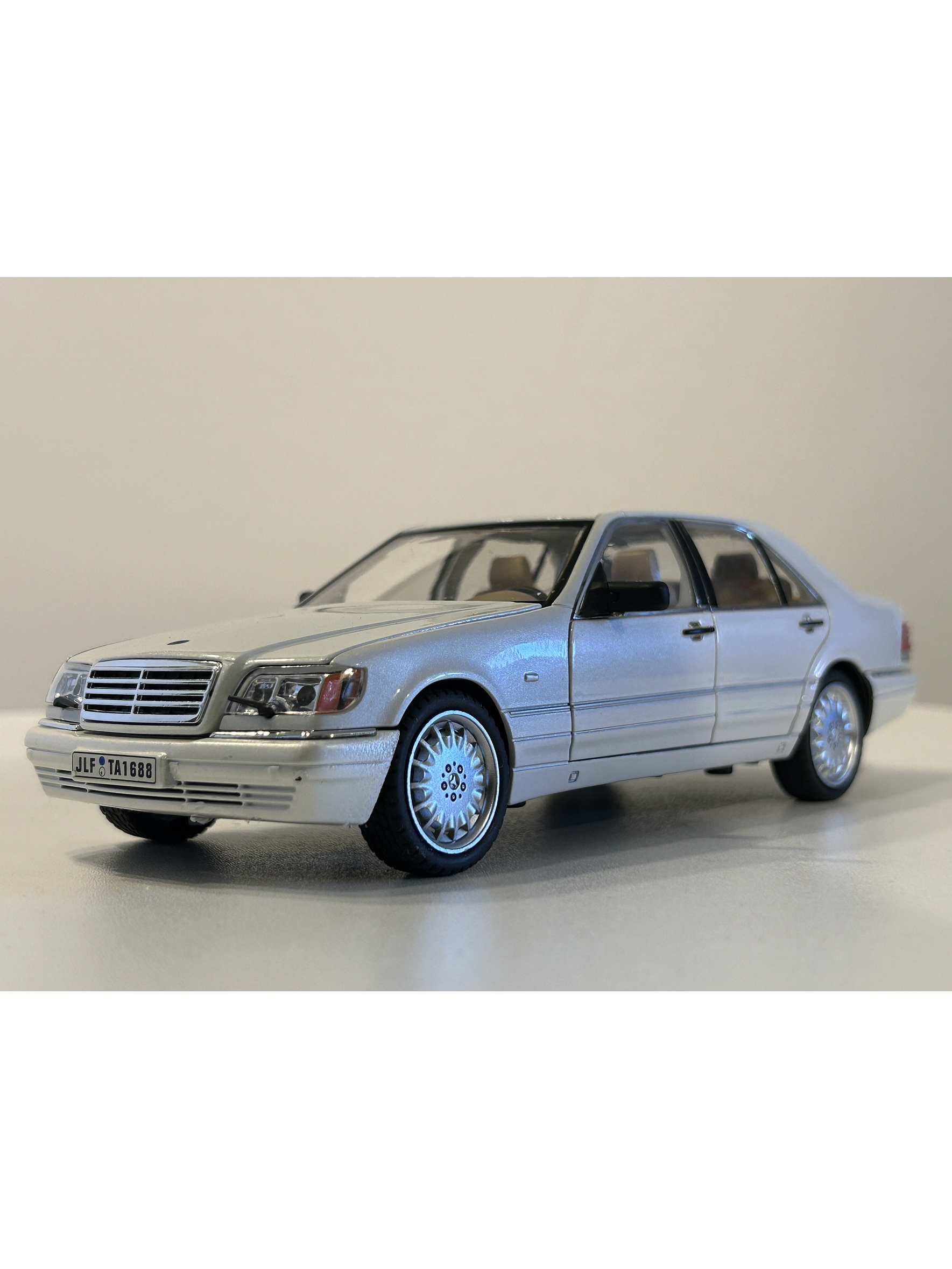 Jinlifang Mercedes-Benz S320 W140 1:24 plata – Sedán de lujo a escala con aperturas y detalle interior | Chile 1