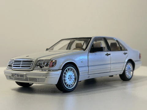 Jinlifang Mercedes-Benz S320 W140 1:24 plata – Sedán de lujo a escala con aperturas y detalle interior | Chile