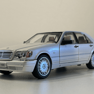Jinlifang Mercedes-Benz S320 W140 1:24 plata – Sedán de lujo a escala con aperturas y detalle interior | Chile
