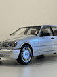 Jinlifang Mercedes-Benz S320 W140 1:24 plata – Sedán de lujo a escala con aperturas y detalle interior | Chile - Miniatura 1