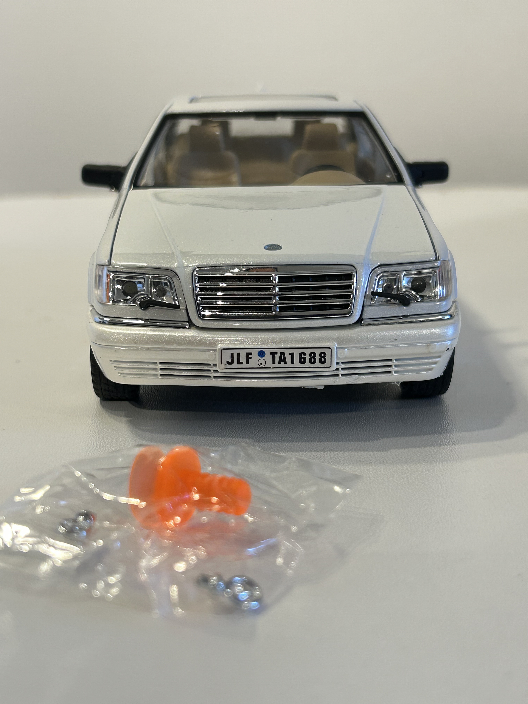 Jinlifang Mercedes-Benz S320 W140 1:24 plata – Sedán de lujo a escala con aperturas y detalle interior | Chile 8