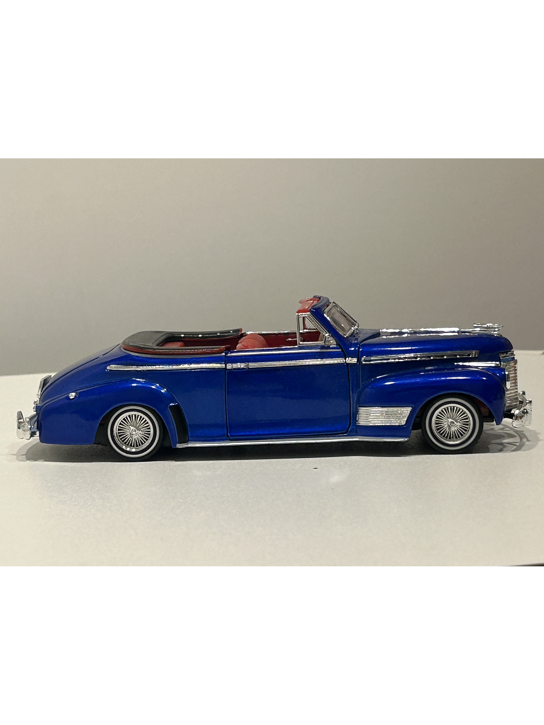 Welly 1:24 Chevrolet Special Deluxe Convertible “Tuning” 1941 azul metálico – Hot Rider Collection | Chile 5