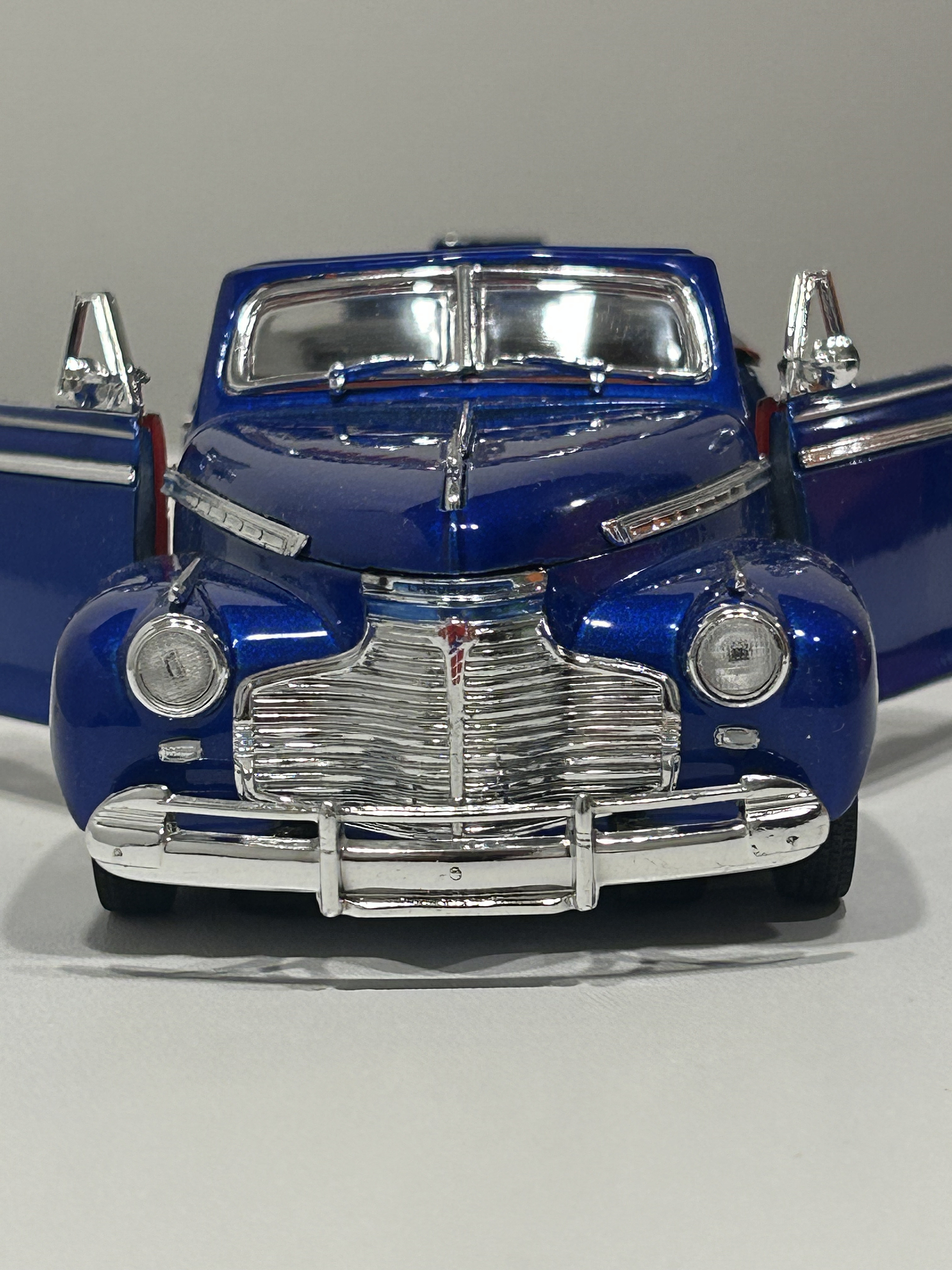 Welly 1:24 Chevrolet Special Deluxe Convertible “Tuning” 1941 azul metálico – Hot Rider Collection | Chile 3