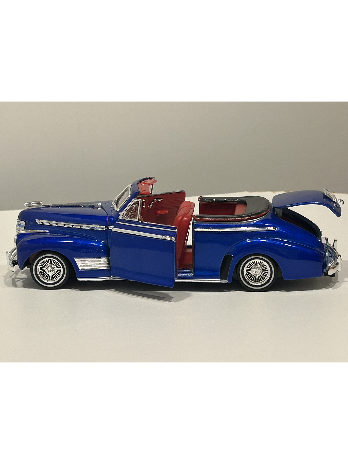Welly 1:24 Chevrolet Special Deluxe Convertible “Tuning” 1941 azul metálico – Hot Rider Collection | Chile 8