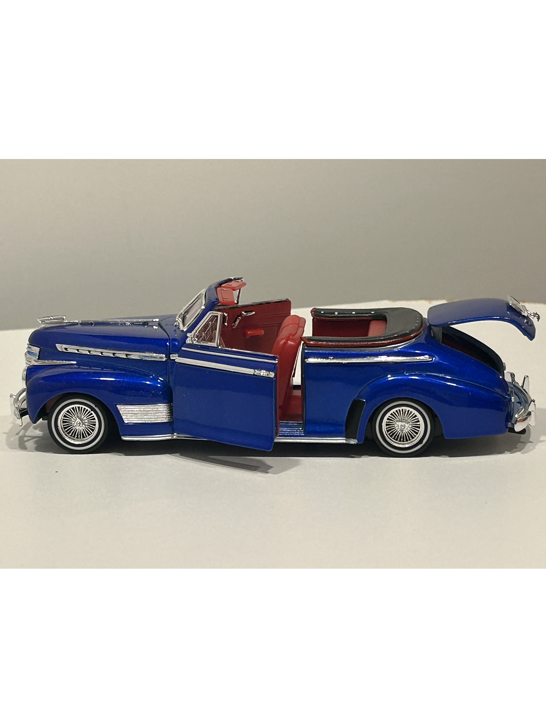 Welly 1:24 Chevrolet Special Deluxe Convertible “Tuning” 1941 azul metálico – Hot Rider Collection | Chile 8