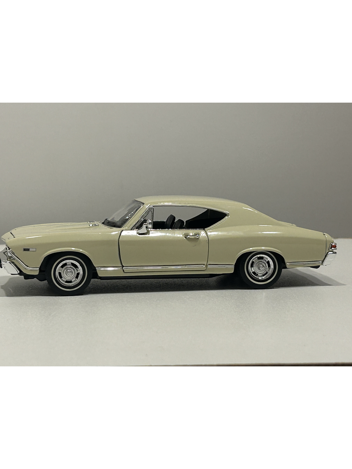 Welly Chevrolet Chevelle SS 396 1968 1:24 beige – Muscle car a escala | Chile 6