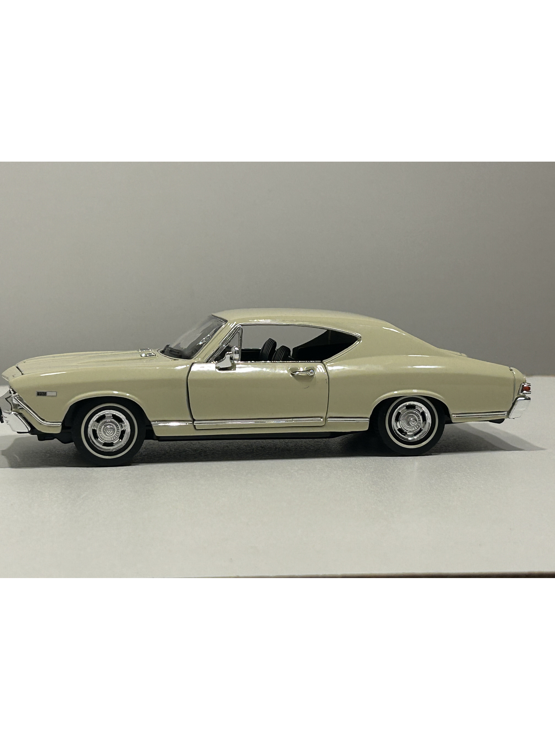Welly Chevrolet Chevelle SS 396 1968 1:24 beige – Muscle car a escala | Chile 6