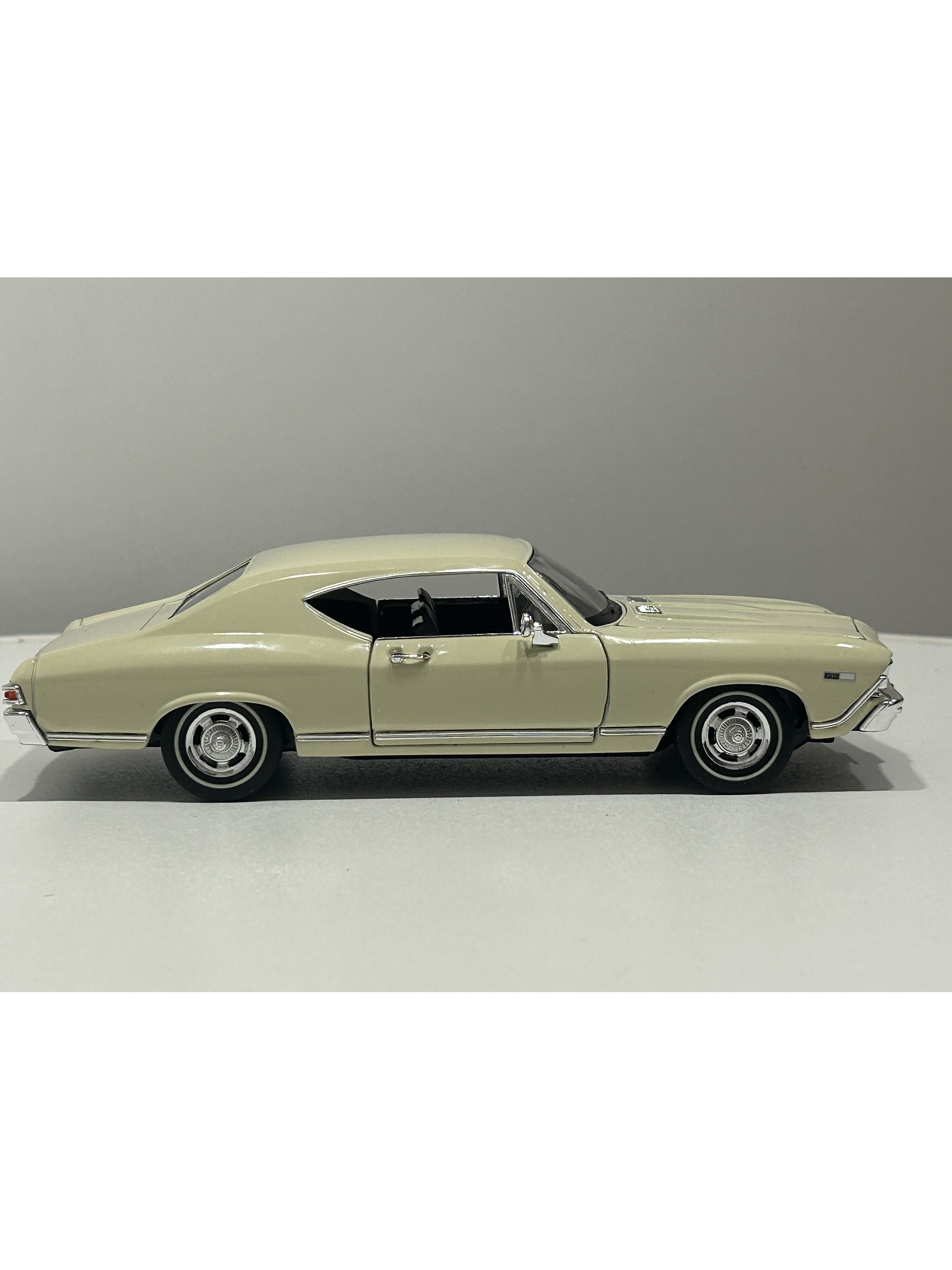 Welly Chevrolet Chevelle SS 396 1968 1:24 beige – Muscle car a escala | Chile 10