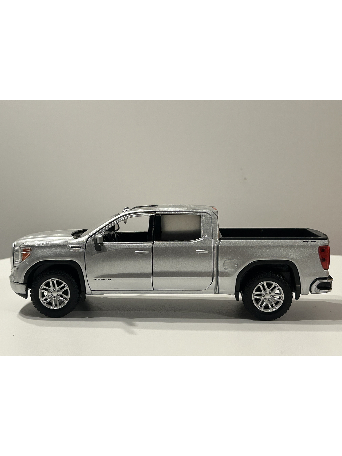 Motormax GMC Sierra 1500 SLT Crew Cab 2019 1:24 – Poder y Nostalgia en Miniatura 8