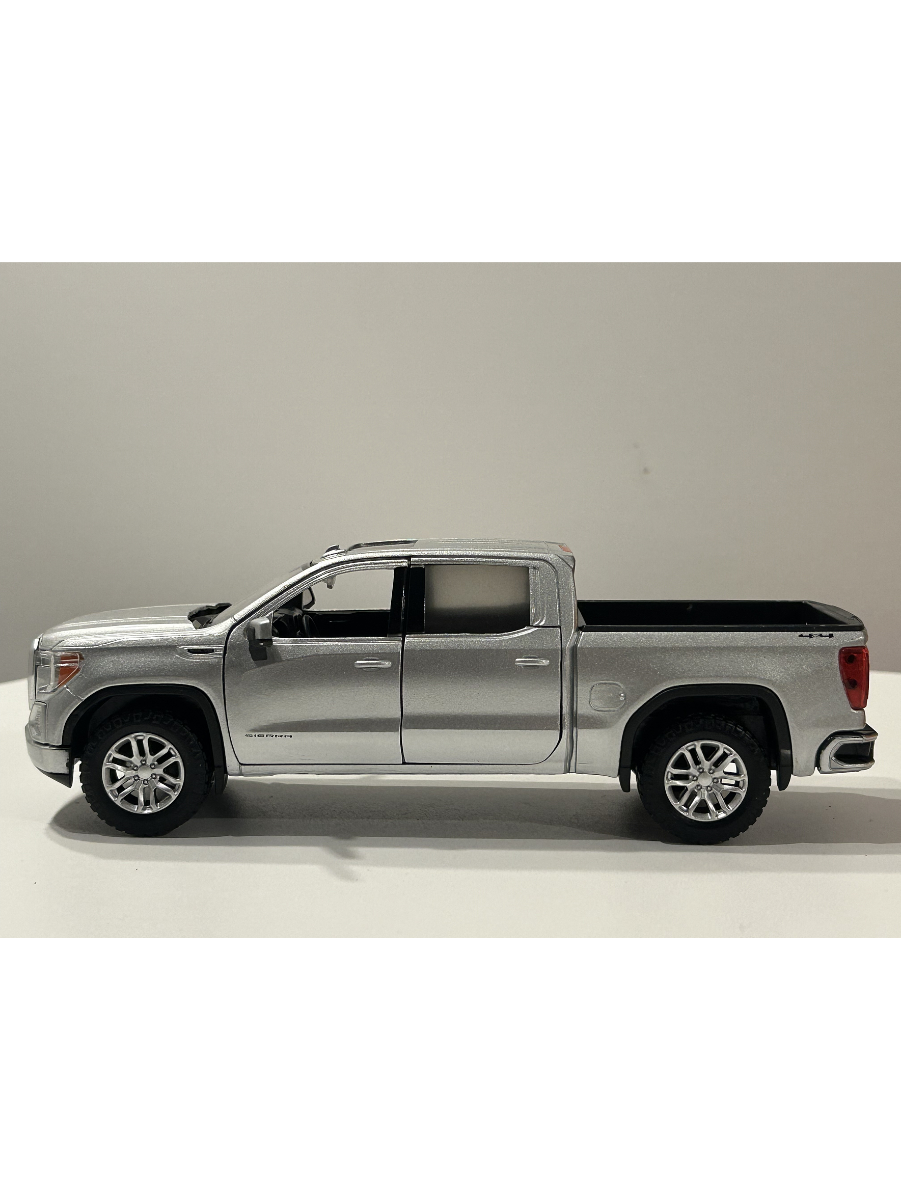 Motormax GMC Sierra 1500 SLT Crew Cab 2019 1:24 – Poder y Nostalgia en Miniatura 8