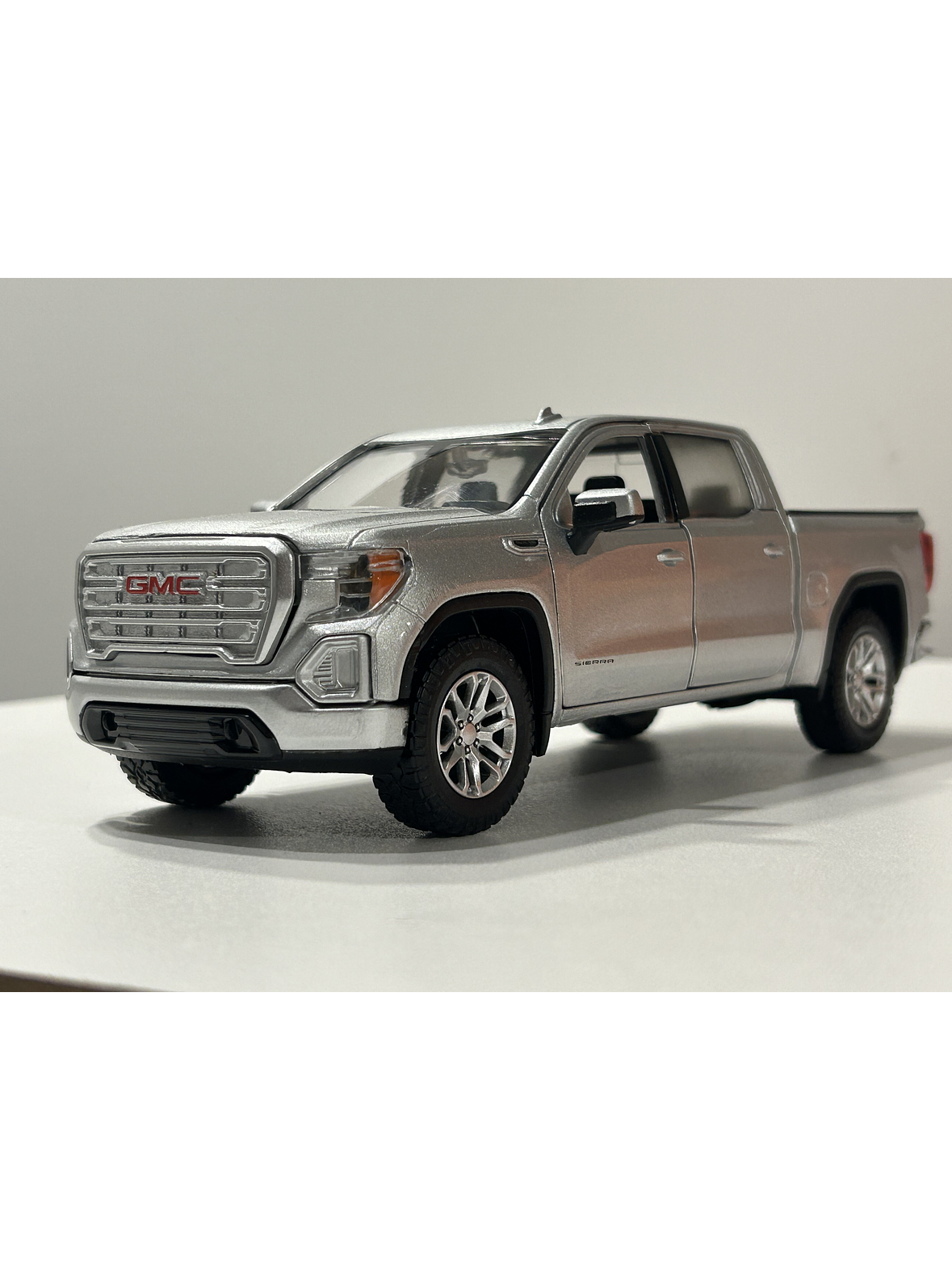 Motormax GMC Sierra 1500 SLT Crew Cab 2019 1:24 – Poder y Nostalgia en Miniatura 1
