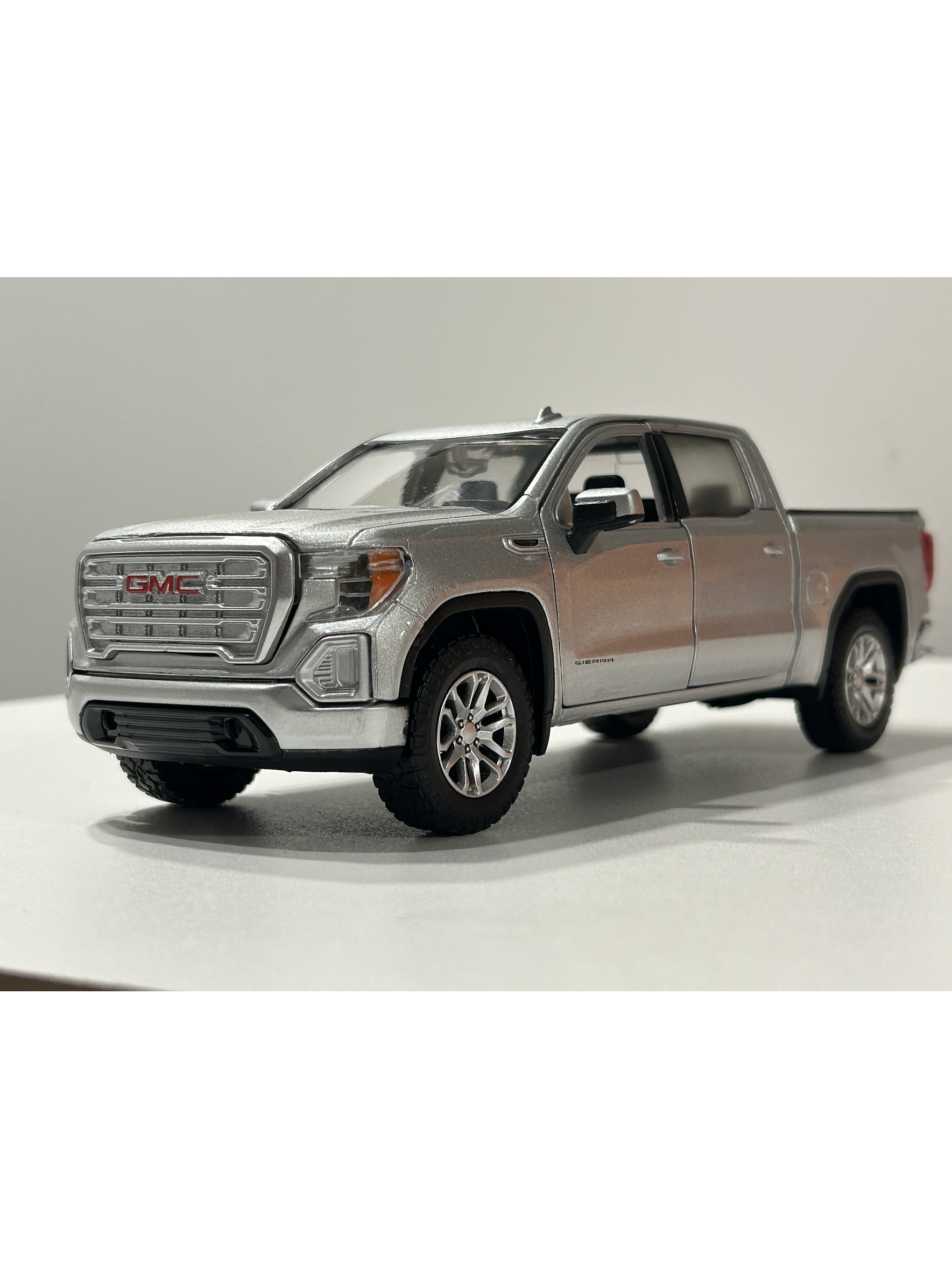 Motormax GMC Sierra 1500 SLT Crew Cab 2019 1:24 – Poder y Nostalgia en Miniatura 1