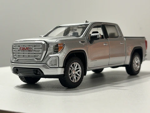 Motormax GMC Sierra 1500 SLT Crew Cab 2019 1:24 – Poder y Nostalgia en Miniatura