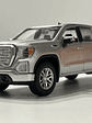Motormax GMC Sierra 1500 SLT Crew Cab 2019 1:24 – Poder y Nostalgia en Miniatura - Miniatura 1