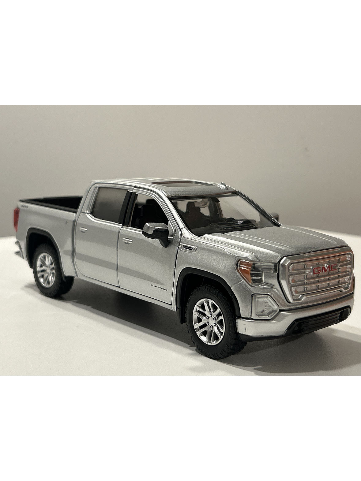 Motormax GMC Sierra 1500 SLT Crew Cab 2019 1:24 – Poder y Nostalgia en Miniatura 3