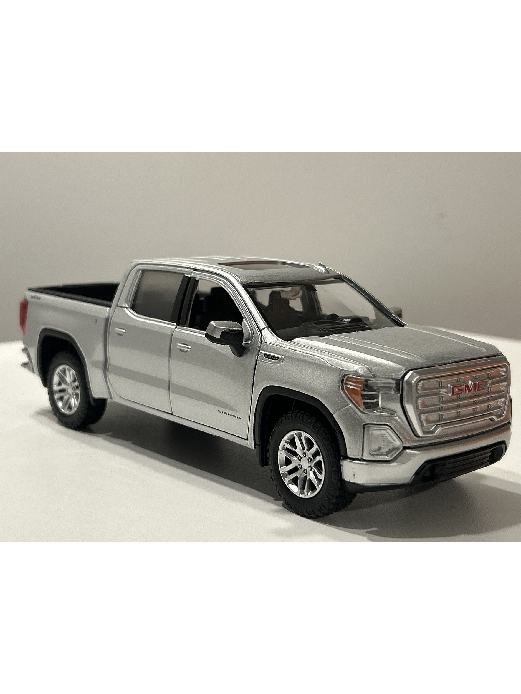 Motormax GMC Sierra 1500 SLT Crew Cab 2019 1:24 – Poder y Nostalgia en Miniatura 3