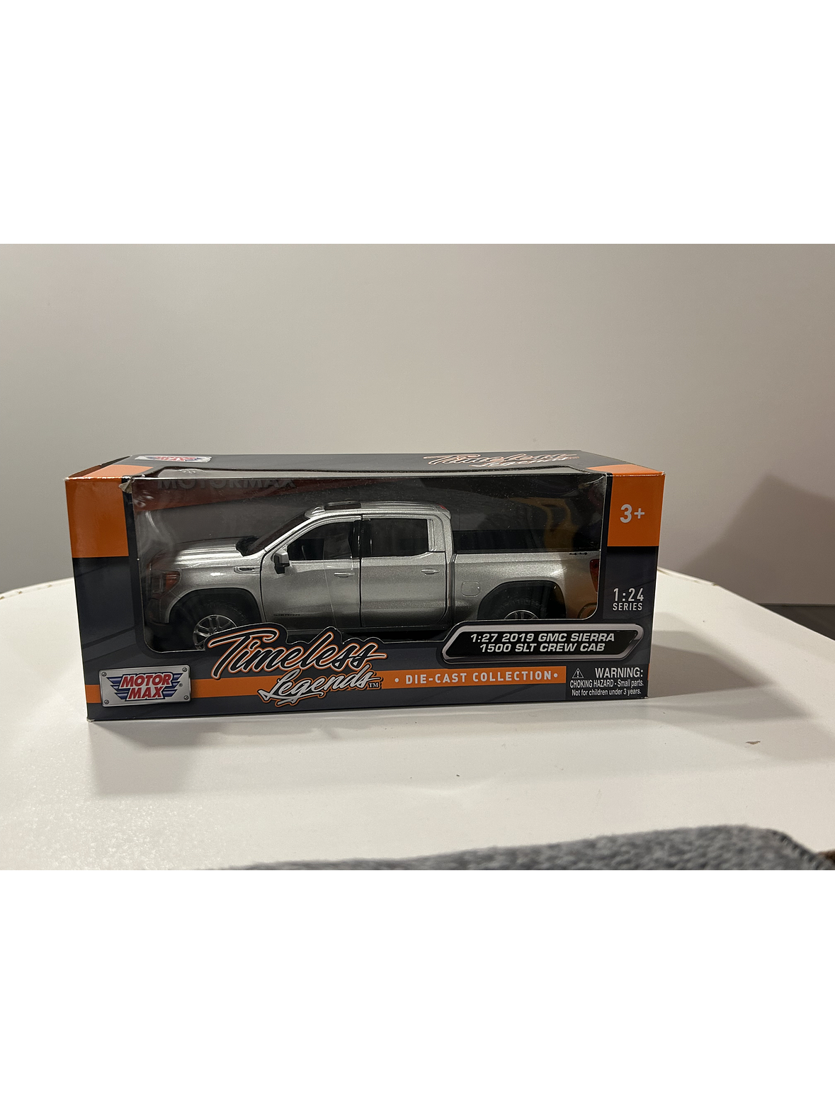 Motormax GMC Sierra 1500 SLT Crew Cab 2019 1:24 – Poder y Nostalgia en Miniatura 11