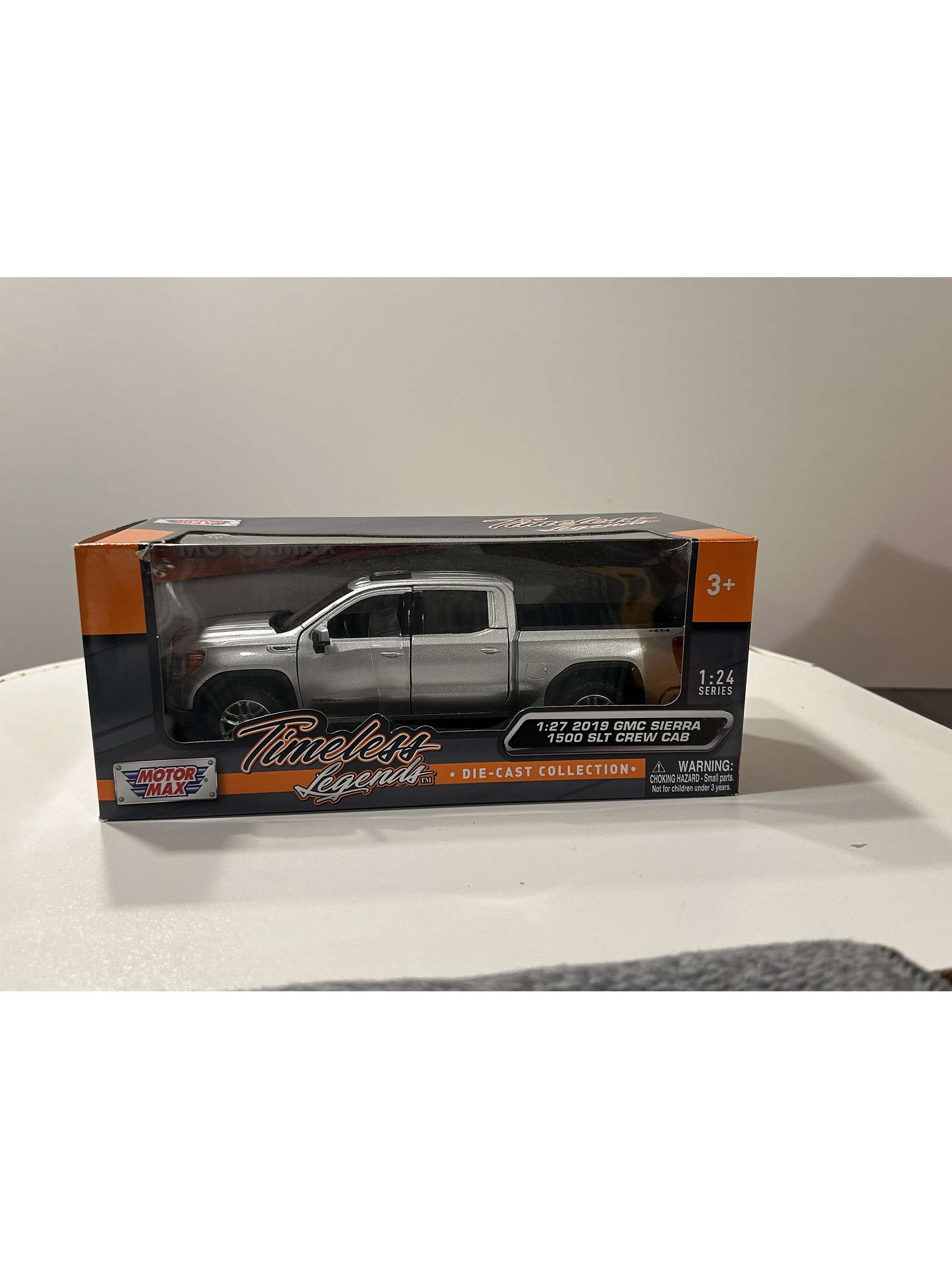 Motormax GMC Sierra 1500 SLT Crew Cab 2019 1:24 – Poder y Nostalgia en Miniatura 11