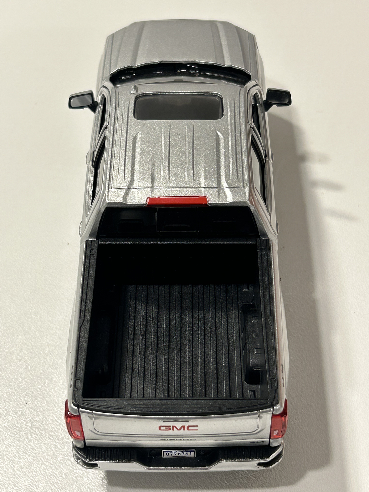 Motormax GMC Sierra 1500 SLT Crew Cab 2019 1:24 – Poder y Nostalgia en Miniatura 6