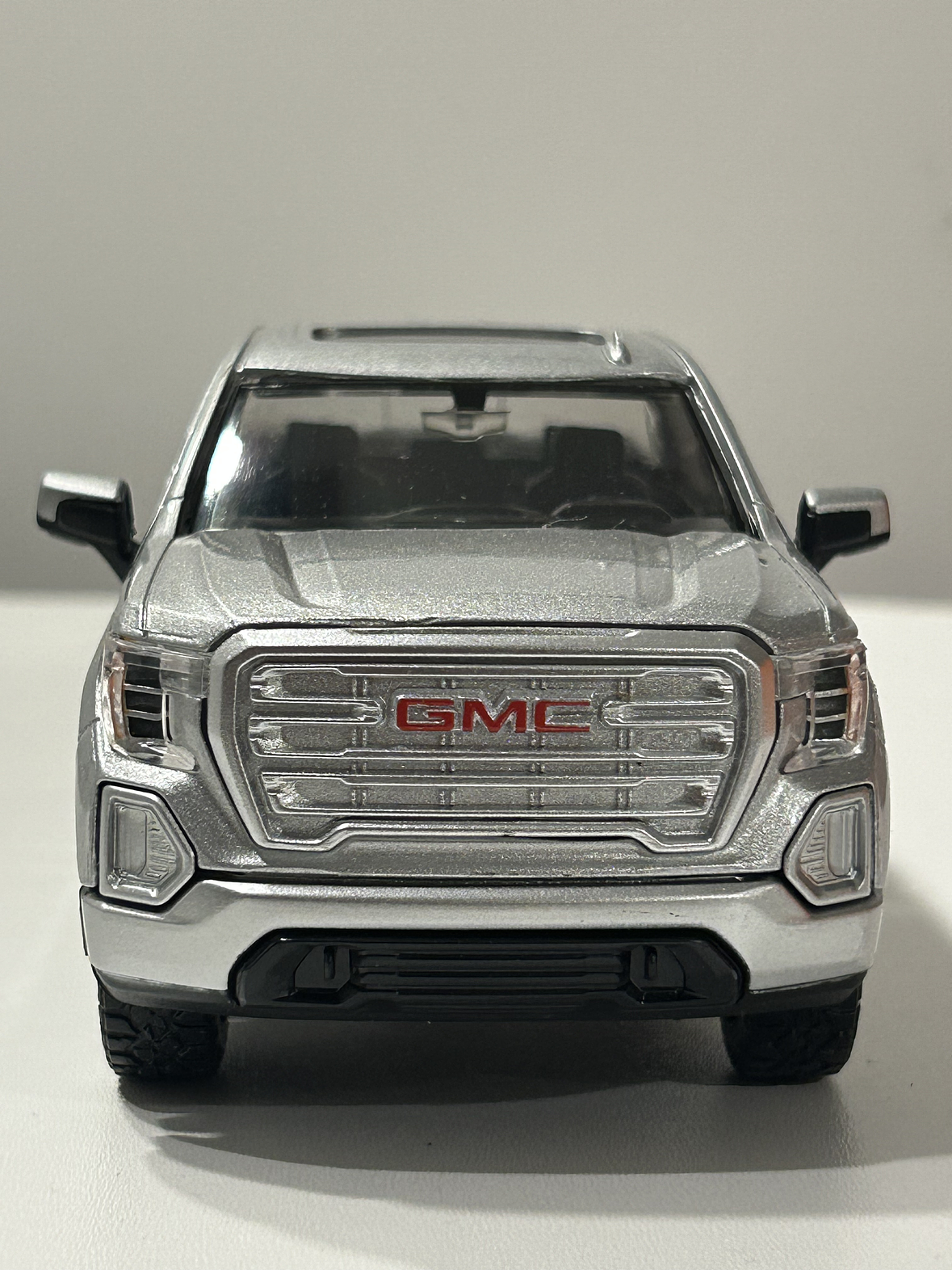 Motormax GMC Sierra 1500 SLT Crew Cab 2019 1:24 – Poder y Nostalgia en Miniatura 2