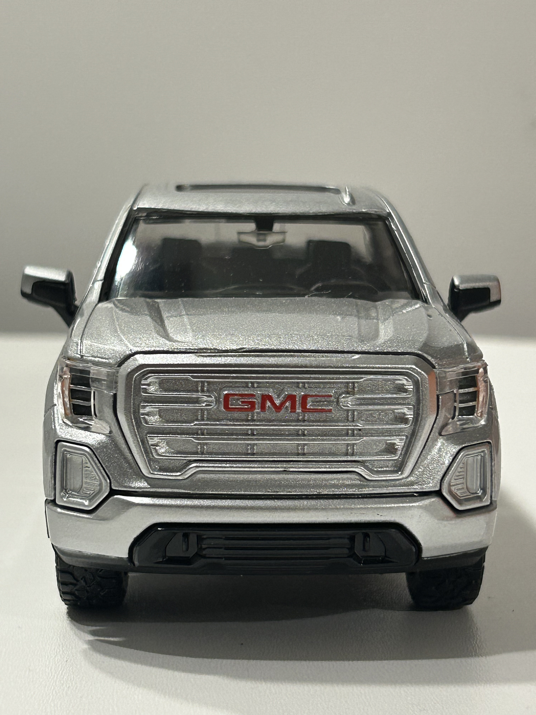 Motormax GMC Sierra 1500 SLT Crew Cab 2019 1:24 – Poder y Nostalgia en Miniatura 2